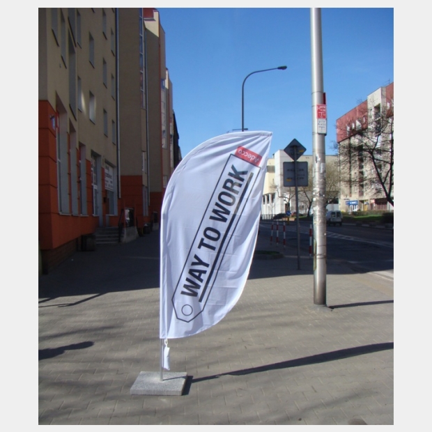 Adecco flaga na maszcie modułowym