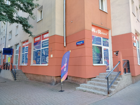 Windery reklamowe - wejście od ul. Białostockiej 24/111 w Warszawie
